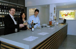 Benot Gautier, prsident d'InterLoire, Marie-Colombe Haudebert, responsable des lieux et Jean-Pierre Gouvaz, du bureau des vins. - (Photo NR, Jean-Franois Bignon)