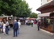 March de Vernou sur Brenne. Bien souvent le vendeur est le producteur de son produit : vin, fromage, fruits, fleurs..., ici la traabilit se dit !.