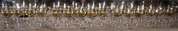 Les vins blancs de Vouvray peuvent prendre de multiples caractristiques : du moelleux dlicat au blanc le plus sec, calmes ou effervescents, aux parfums de fraise, de framboise ou de groseille ... et des clats de rubis ou de diamant.